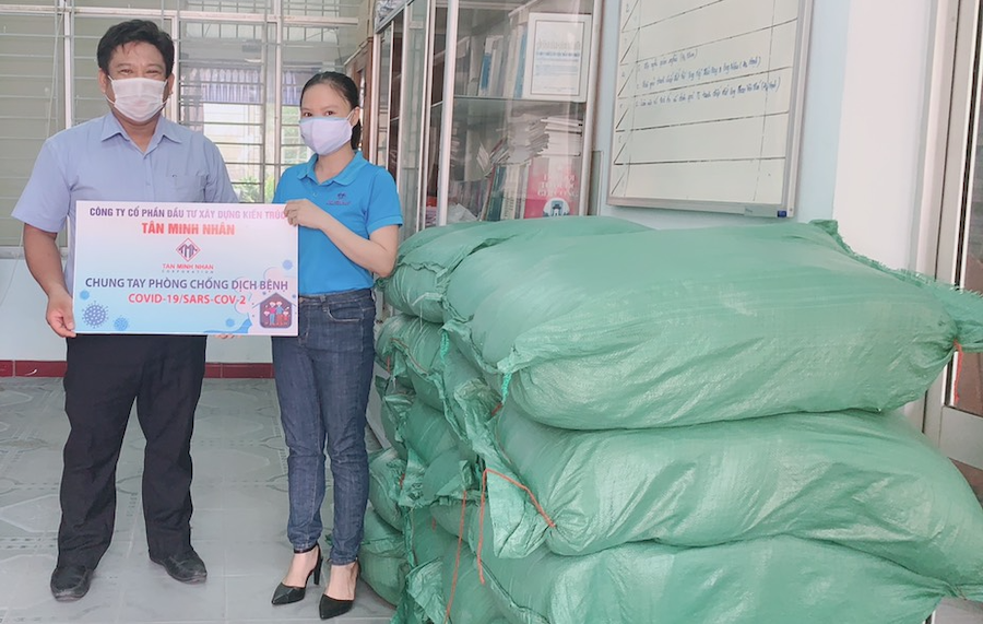 Tân Minh Nhân trao tặng hơn 1 tấn gạo cho bà con khó khăn tại phường Điện Ngọc