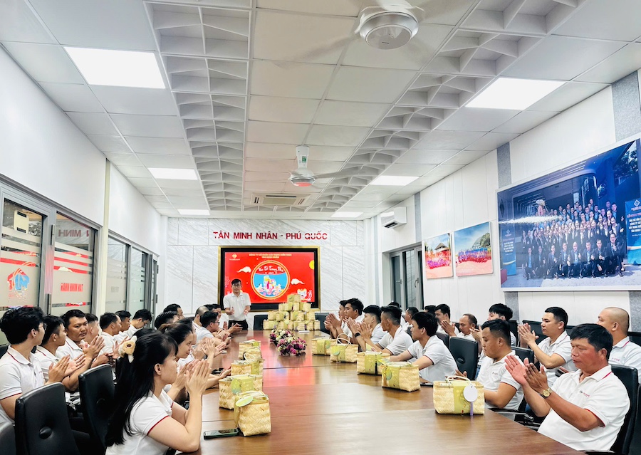 Tân Minh Nhân tặng quà tết Trung thu cho cán bộ nhân viên