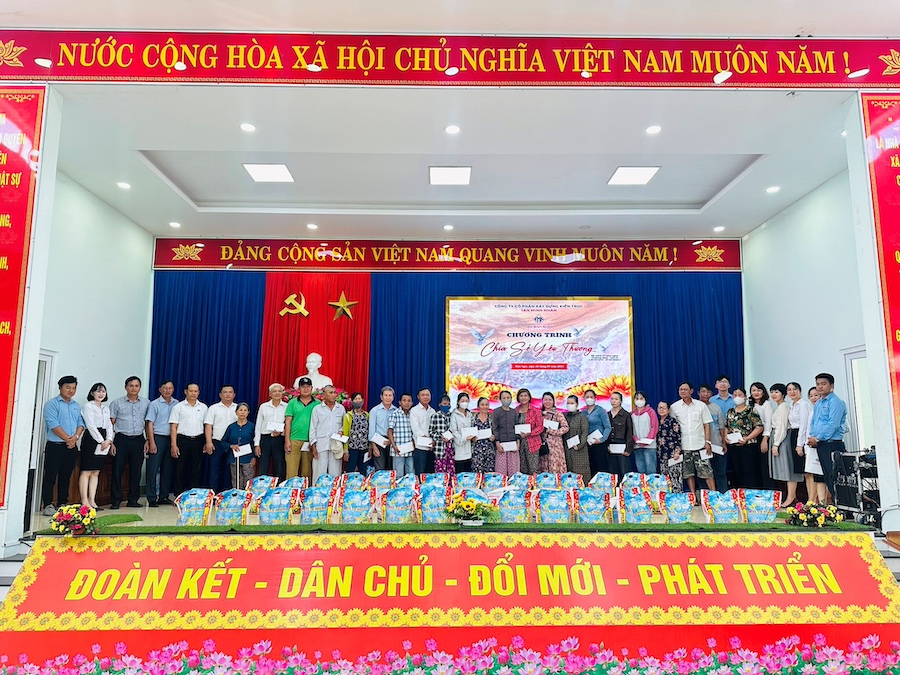 Tân Minh Nhân tặng quà cho gia đình chính sách và gia đình khó khăn nhân dịp ngày Thương binh Liệt sĩ 27/07